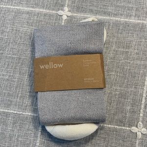 Wellow compression socks
